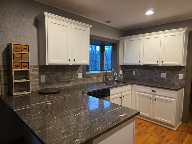 Building Photo - 2924 S Walnut Hill Dr