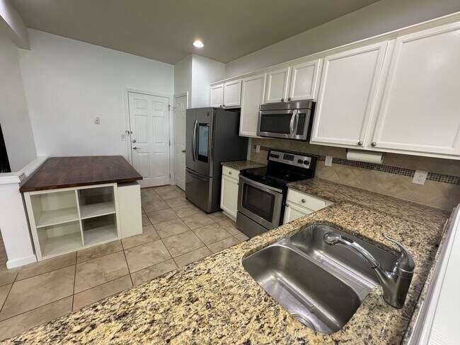 Foto del edificio - Lake Views. Upgraded Finishes. Gated Commu...