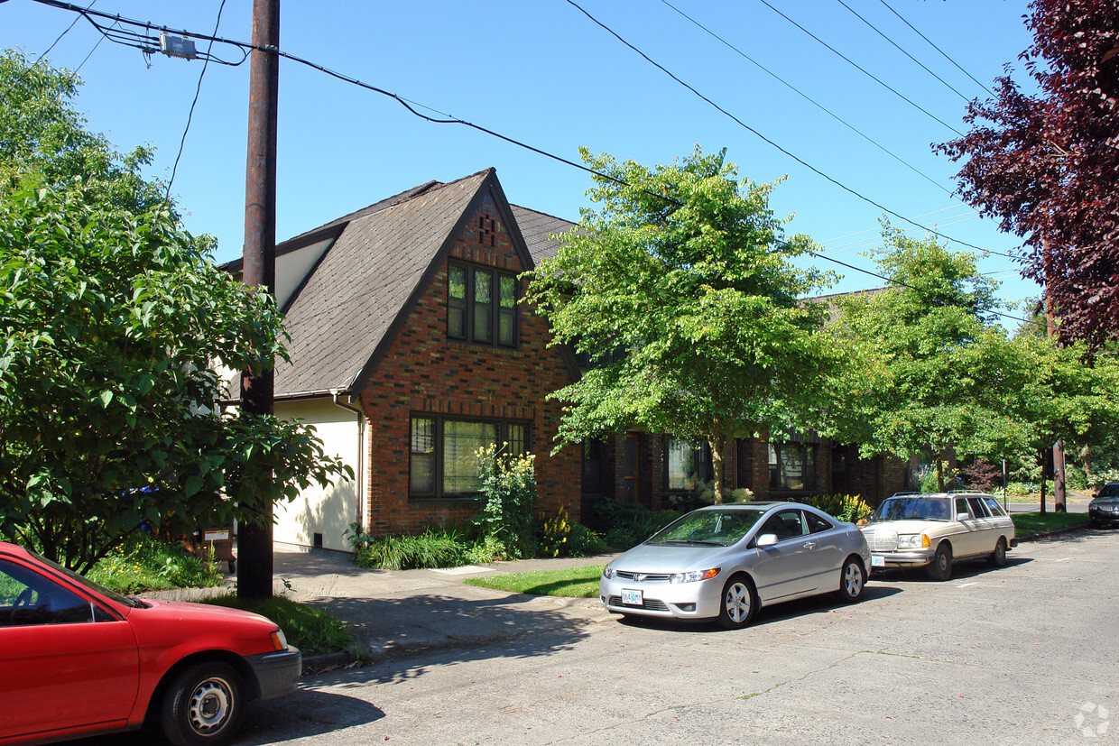 Building Photo - 2904-2914 SE Washington St