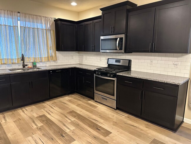 Building Photo - Very Nice 3 Bed 2 Bath Home With Vinyl Plank Flooring in NE Albany