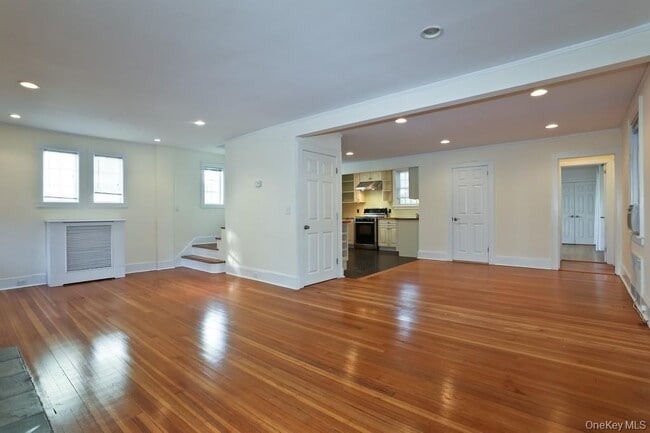 Building Photo - 215 Maple Ave