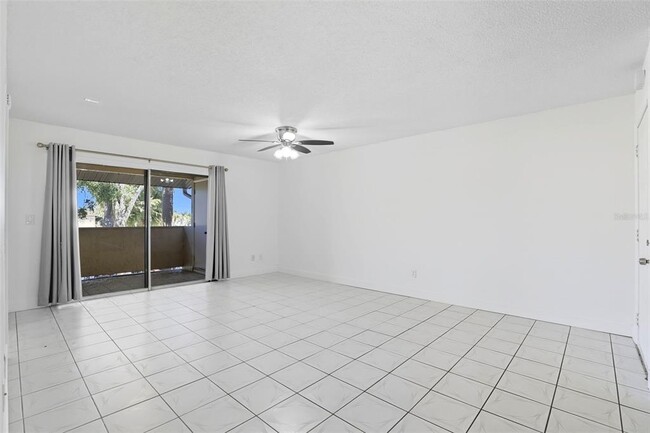 Foto del edificio - 6118 Curry Ford Rd