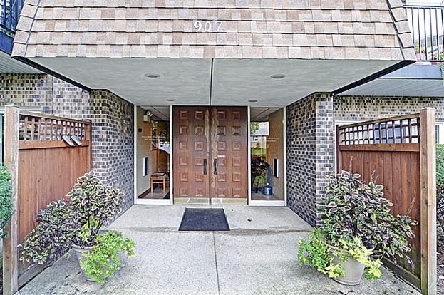 907 Curtis #302 - 907 Curtiss St