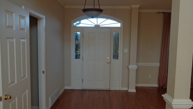Building Photo - 4br/2.5ba home located in Walnut Gardens o...