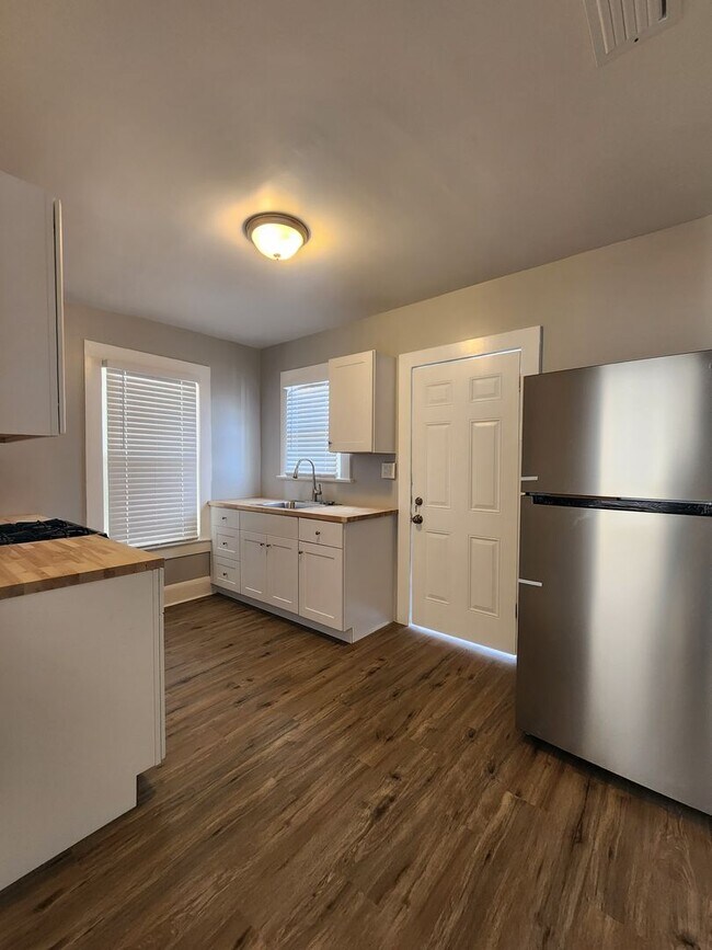 Foto del edificio - **UNDER NEW MANAGEMENT **   Renovated 2 Be...