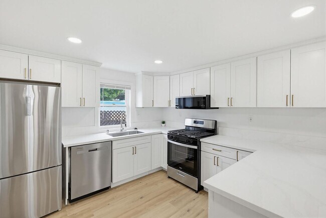 Foto del edificio - Brand new renovated 2+1 in Ocean Beach. Includes parking and laundry