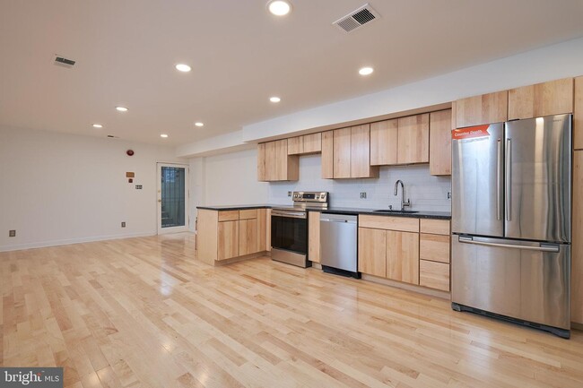 Building Photo - 1362 Kenyon St NW