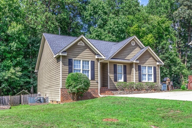 Building Photo - Charming 3 Bedroom Home