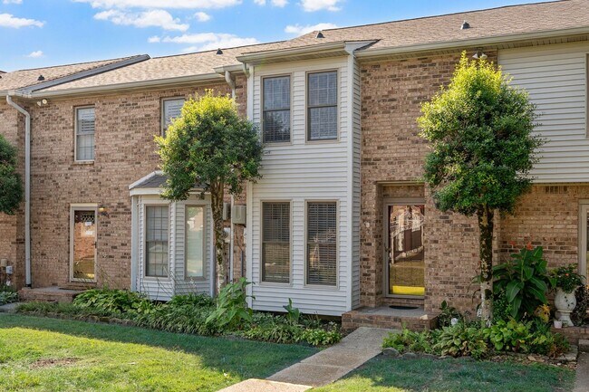 Building Photo - 2 Bedroom Condo For Rent Near Memorial Drive!