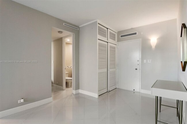 Foto del edificio - 5055 Collins Ave