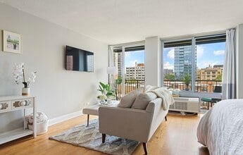 Building Photo - 450 W Briar Pl