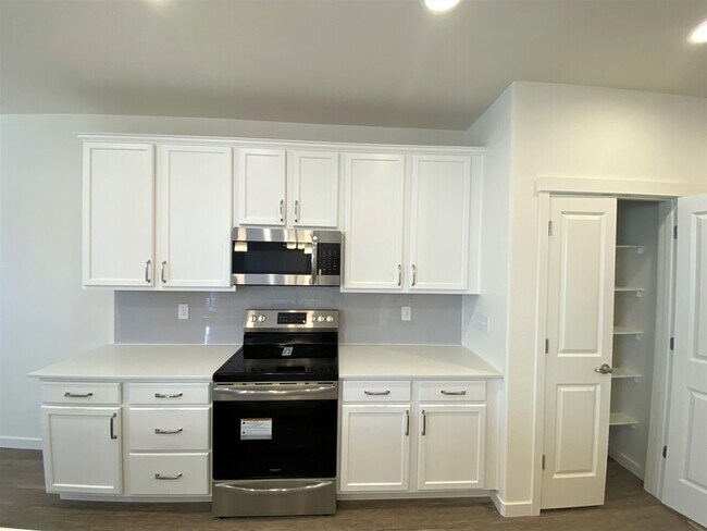 Building Photo - Beautiful Townhome in Thornton