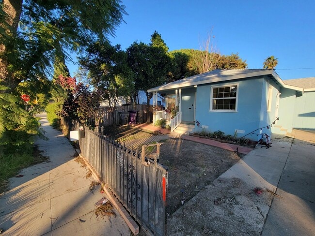 Building Photo - Renovated 3 Bed, 2 Bath 1122 Sqft front un...