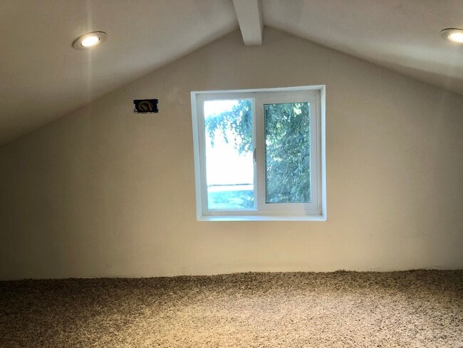 storage loft - 4523 Acacia Ave