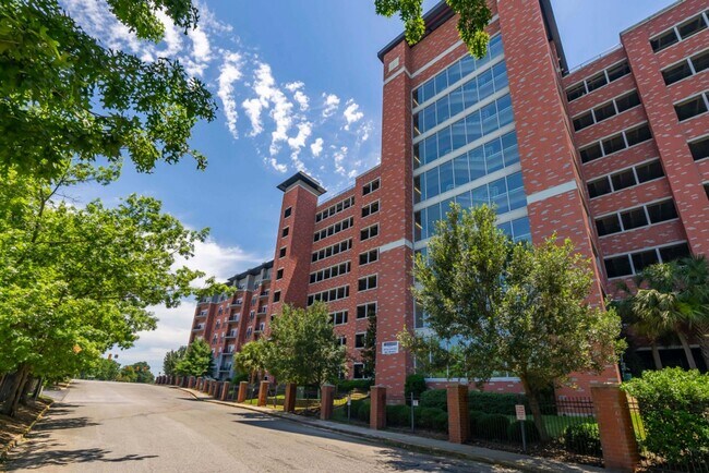 Building Photo - 1 Bed, 1 Bath at Carolina Walk - Steps fro...