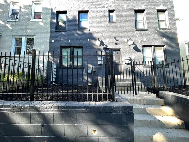Foto del edificio - 1213 Queen St NE