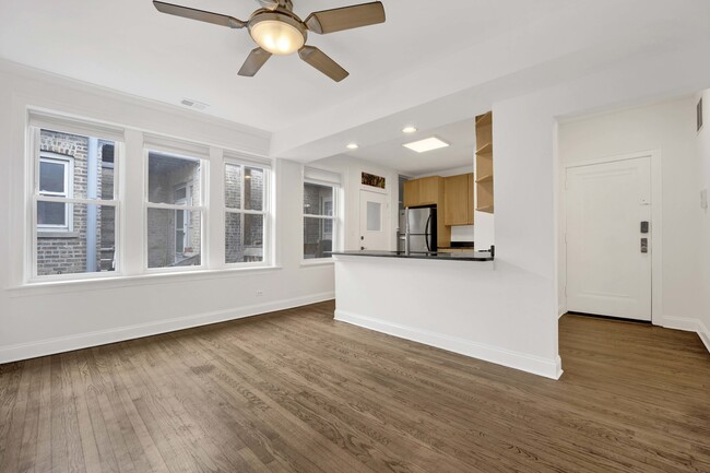 Building Photo - 2234 W Roscoe St