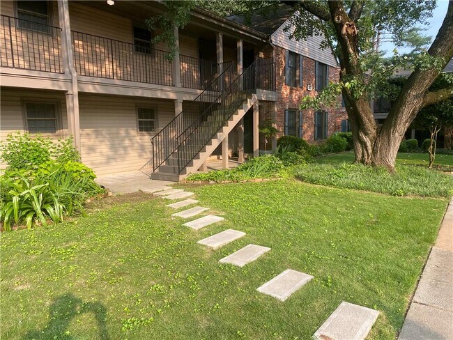 Building Photo - 3117 Colonial Way