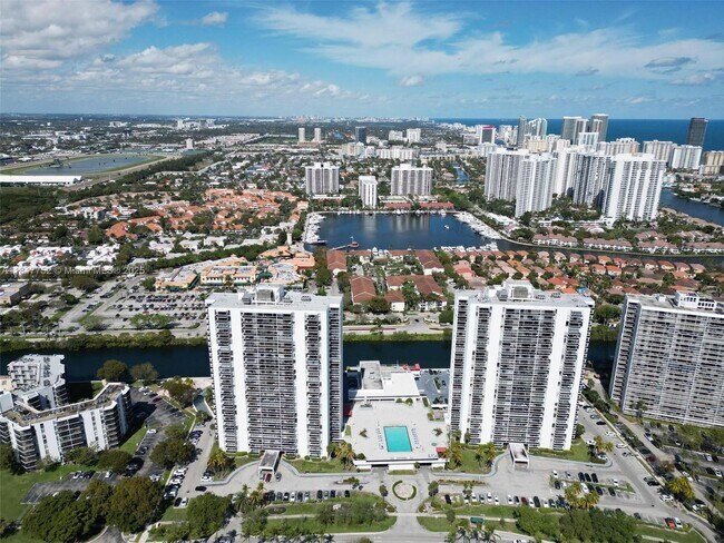 Foto del edificio - 3625 N Country Club Dr