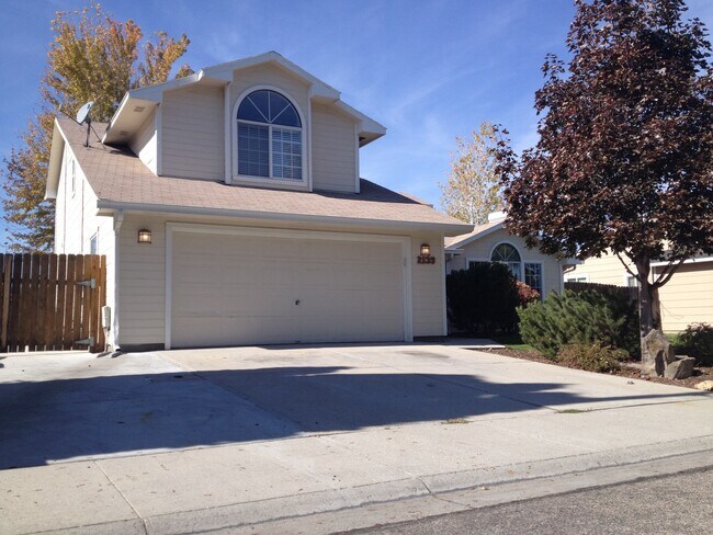 Foto del edificio - 4 bedroom 3 bath PLUS RV parking and great fenced yard.