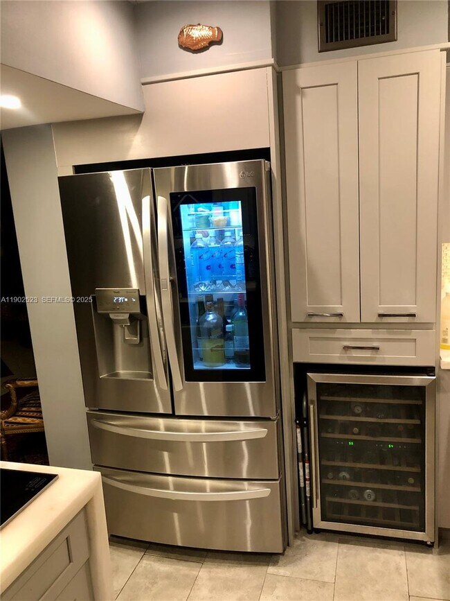 Foto del edificio - 877 NE 195th St