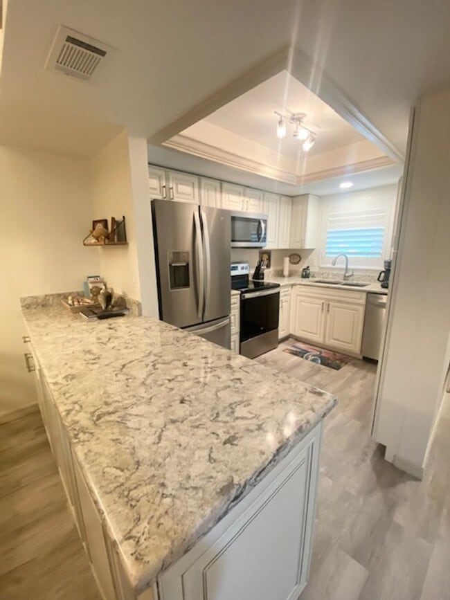 Building Photo - 2 bedroom 2 bathroom furnished seasonal rental