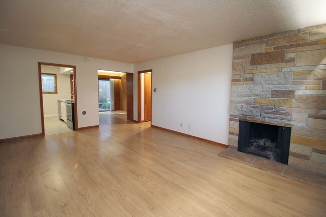Building Photo - 3200-3236 SW Marigold St