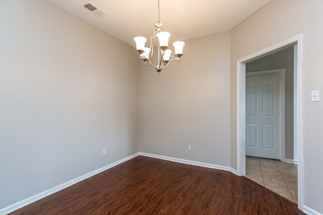 Foto del edificio - 5820 Lillian Bend Dr