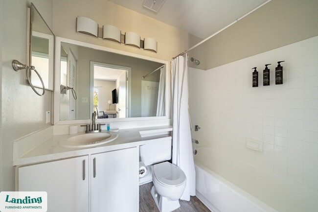 Building Photo - 1000 Palm Pl Dr NE