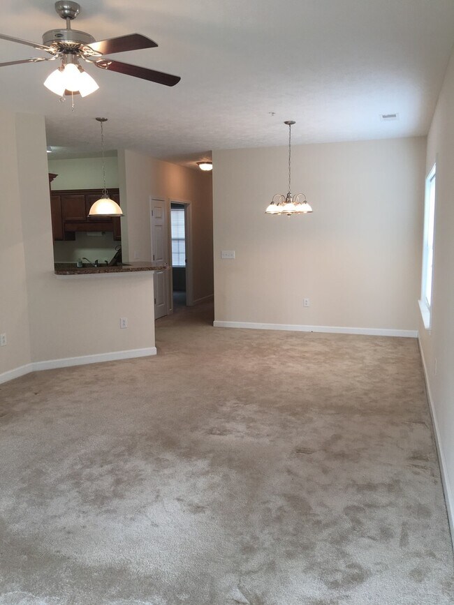 Foto del edificio - Large 3 Bedroom 1st Floor Condo in Ashley Park