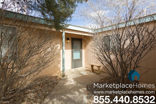 Building Photo - 824 Rebecca Loop NE