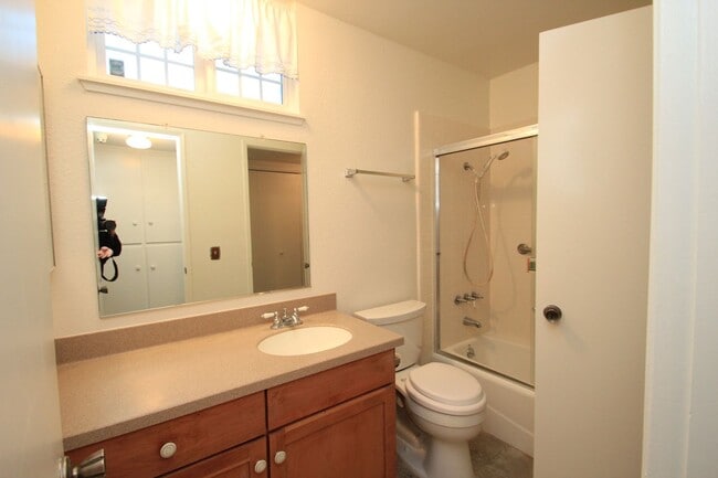 Foto del edificio - This lovely North Oxnard 4 bedroom 2 bath home with Vintage Oxnard Vides!!! COMING SOON