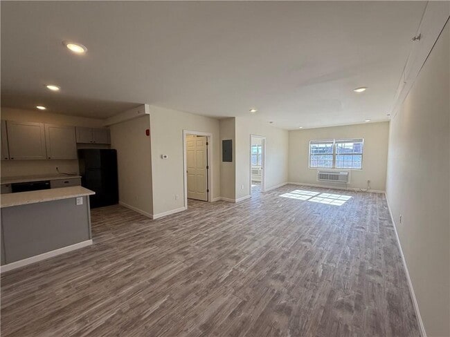 Building Photo - 327 Pine St