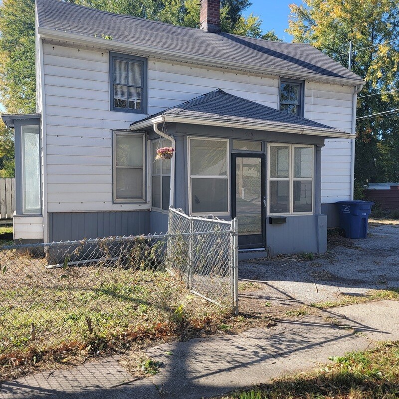 Primary Photo - 910 E 11th St