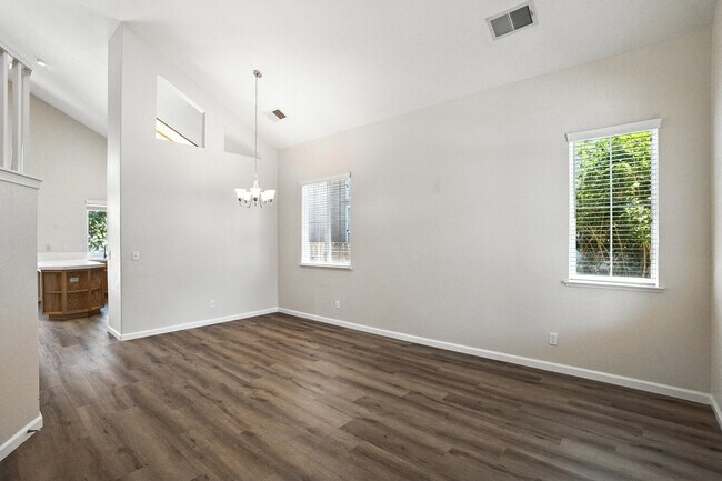 Foto del edificio - 9437 Red Spruce Way