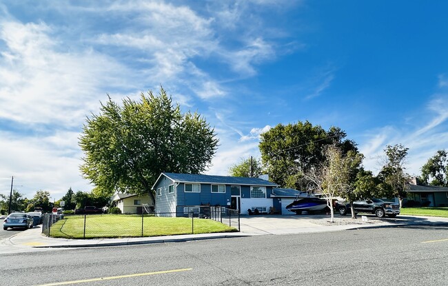 Building Photo - 219 Thayer Dr
