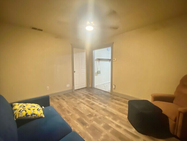 Foto del edificio - PRE- LEASING NOW for 2 bed 2 bath updated ...