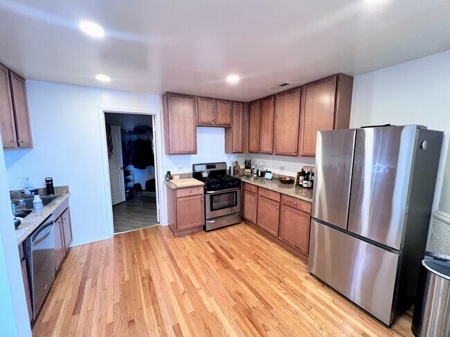 Foto del edificio - 2129 N Southport Ave
