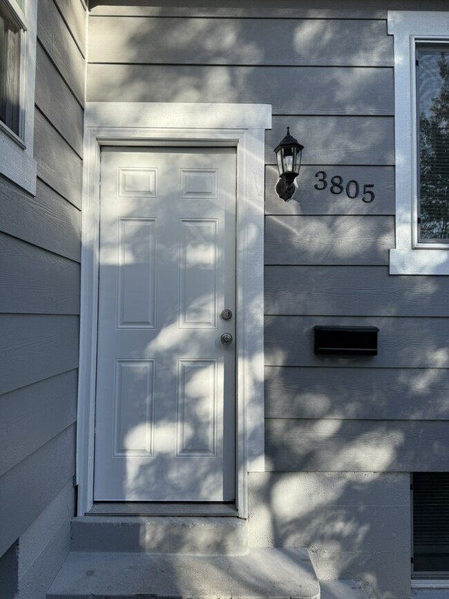 Private Entrance - 3801 S Lincoln St