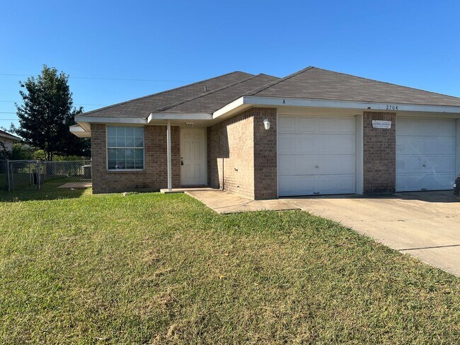 Building Photo - 2704 Alma Dr