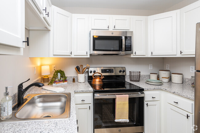 1BR, 1BA - 480 SF - Kitchen - Preserve Lexington