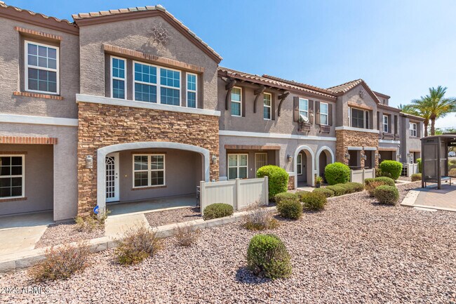 Foto del edificio - 2361 E Huntington Dr