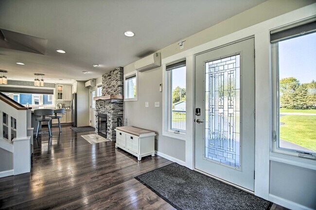 Foto del edificio - 2712 Shorewood Dr