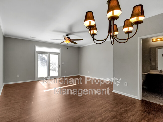 Building Photo - 807 Chartwell Dr
