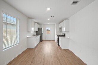 Building Photo - 1440 Las Cuevas Dr