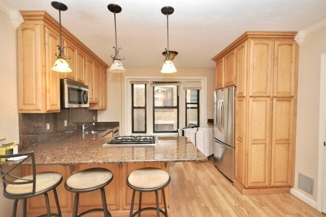 Building Photo - 452 Park Dr