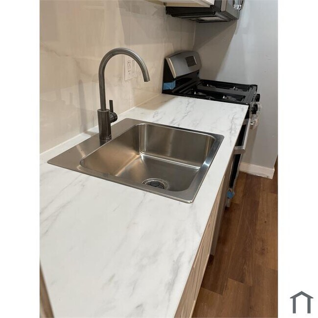 Building Photo - 1926 Naylor Rd SE