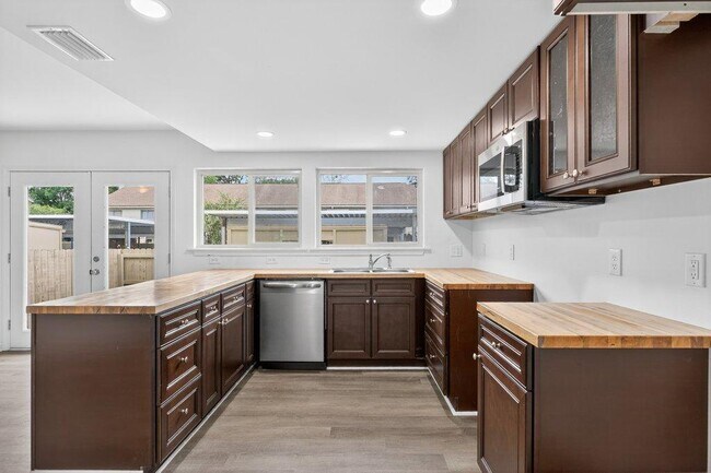 Building Photo - 8207 Kensington Square