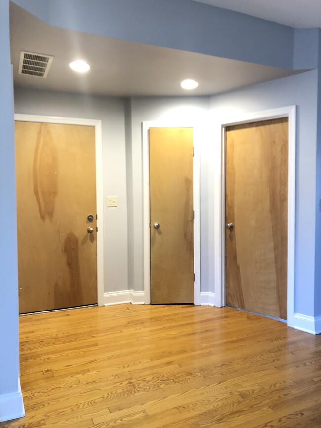 Foyer - 7654 N Greenview Ave