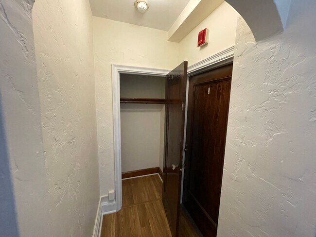 Building Photo - Beautiful studio in downtown Winchester next to the commuter rail